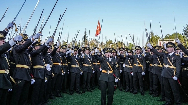 Kara Harp Okulu mezuniyet töreninde skandal: 5 teğmen TSK'dan atıldı