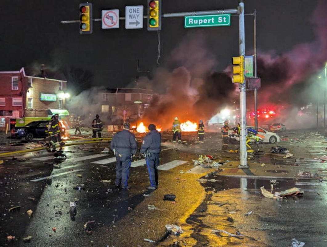 Philadelphia'da dehşet: Tıbbi uçak düştü, evler yanıyor