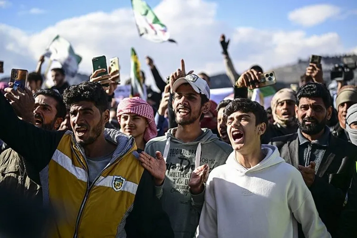 Şam'da binlerce kişi meydanlara döküldü: "PKK Suriyelilere doğrultulan bir silahtır"