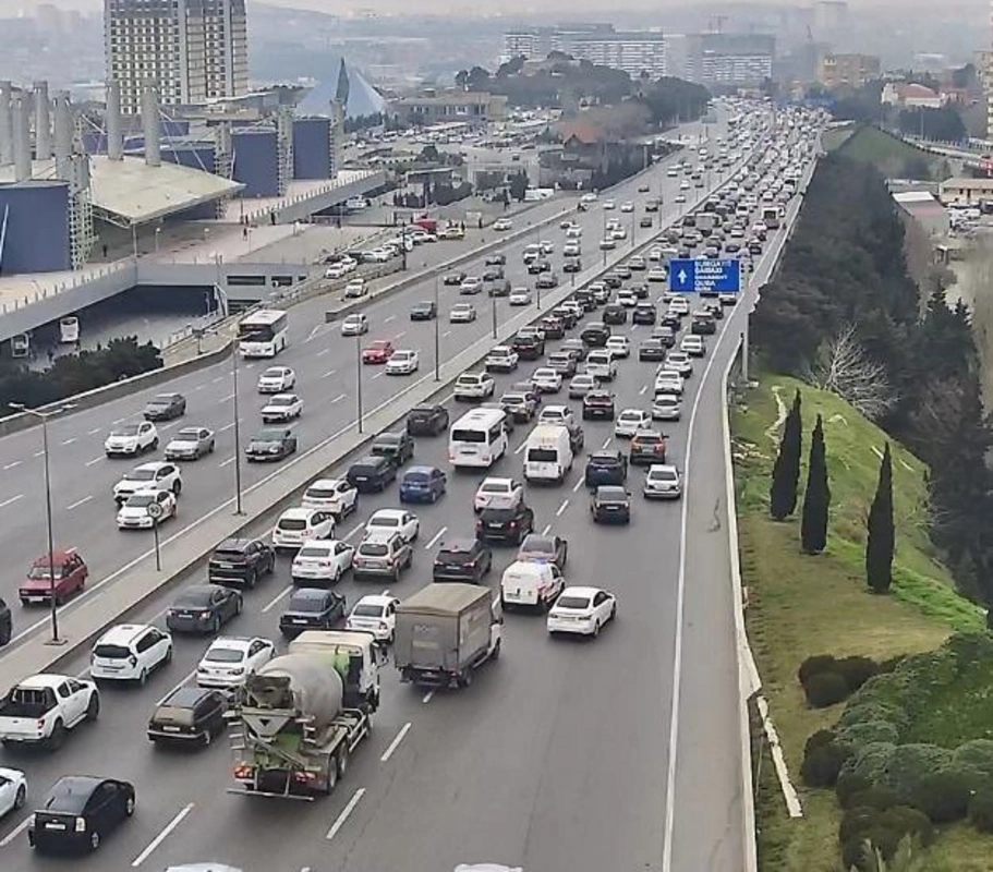 "Xırdalan" dairəsi istiqamətində yolda təmir işləri aparılır