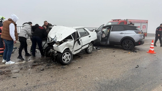 Çankırı'da otomobiller kafa kafaya çarpıştı: 1 ölü, 2 yaralı