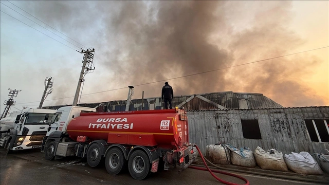 Bursa'da geri dönüşüm tesisindeki yangın, tekstil fabrikasına sıçradı