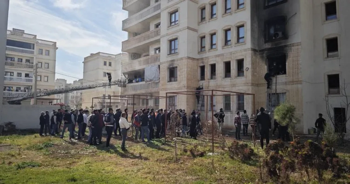 Nusaybin'de yangın dehşeti: 10 kişi dumandan etkilendi