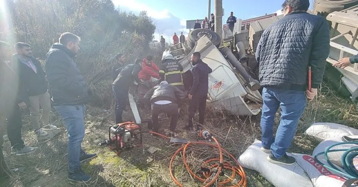 Kuşadası'nda feci kaza: Yem yüklü TIR tarlaya uçtu