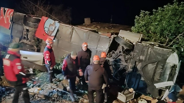 Antalya'da yolcu otobüsü şarampole devirdi: 33 yaralı, 8'i çocuk