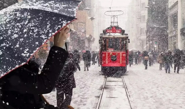 İstanbul'da beklenen kar yağışı başladı