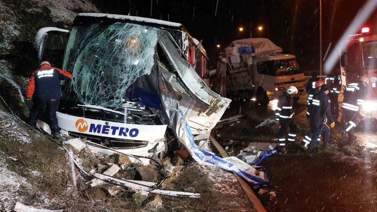 İstanbul-Giresun seferindeki otobüs kamyona çarptı: 1 ölü, 16 yaralı