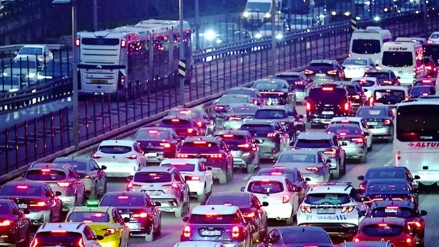 İstanbul'da yağışla birlikte trafik yoğunluğu yükseldi: Saat 09:30'da yoğunluk yüzde 60