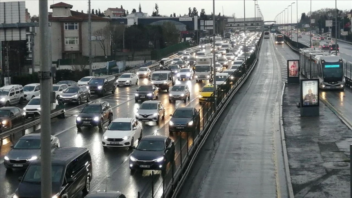 İstanbul'da sabah saatlerinde trafik yoğunluğu yaşanıyor