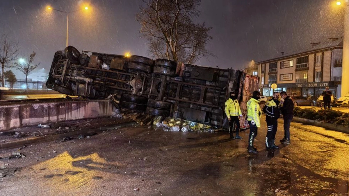 Bursa-Ankara yolunda korku dolu anlar: Kamyon devrildi, şişeler kırıldı