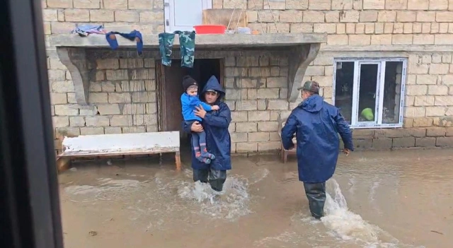 Lənkəranda bəzi kəndləri su basıb - 20-dən çox sakin təxliyə olunub