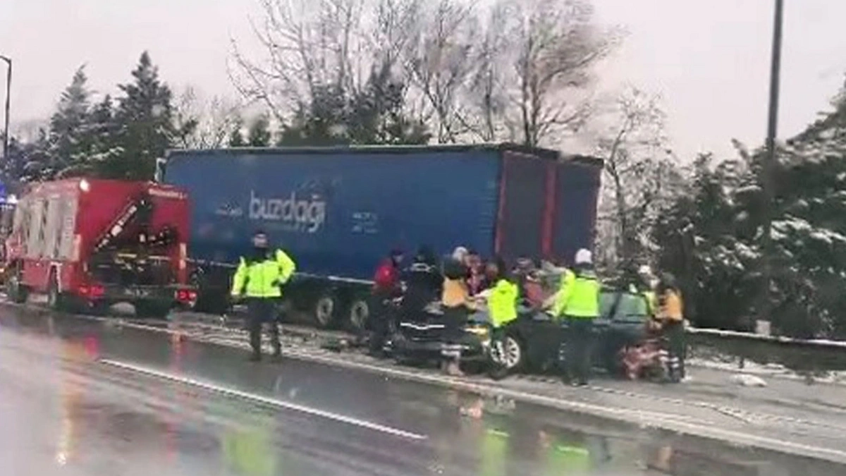 Otoyolda tırın altına giren otomobil kağıt gibi ezildi: 1 ölü, 3 yaralı