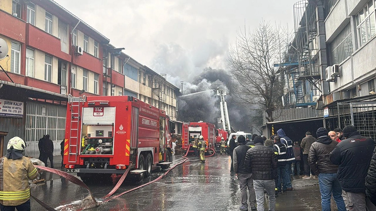 İstanbul Başakşehir'de kauçuk imalathanesinde yangın