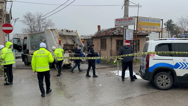 Çöp kamyonunun altında kalan kadın feci şekilde can verdi