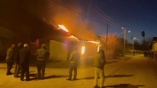 Adana'da yangın iki evi kullanılamaz hale getirdi