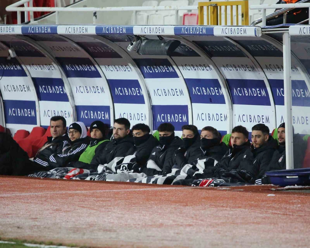 Beşiktaş'ın Sivas çilesi: Yedek kulübesinde buz gibi bekleyiş