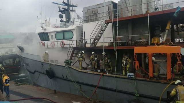 Sarıyer'de balıkçı teknesinde yangın çıktı: Müdahale sürüyor