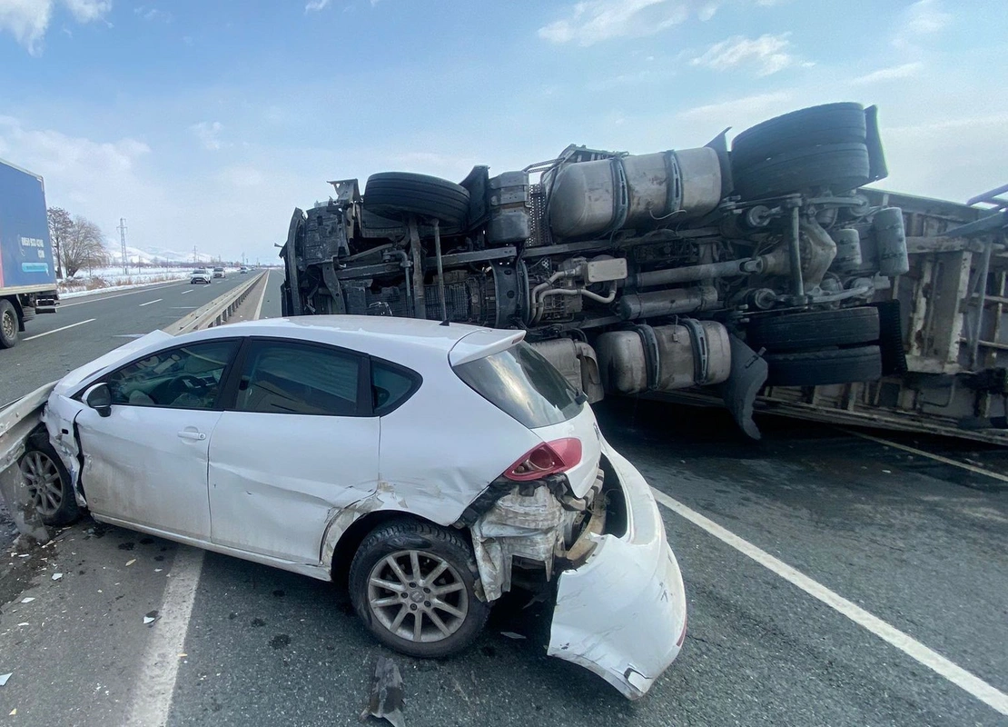 Erzincan'da feci kaza: Anne ve oğul ölümden döndü