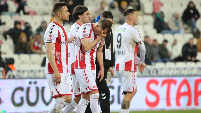 Sivasspor-Beşiktaş maçında korku dolu anlar: Ziya Erdal hastaneye kaldırıldı