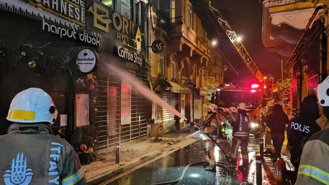 Beyoğlu'nda korkutan otel yangını