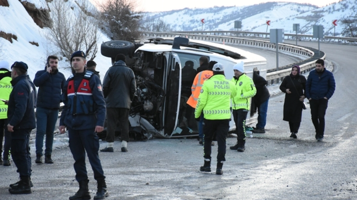 Malatya'da feci kaza: Minibüs devrildi, çok sayıda yaralı var