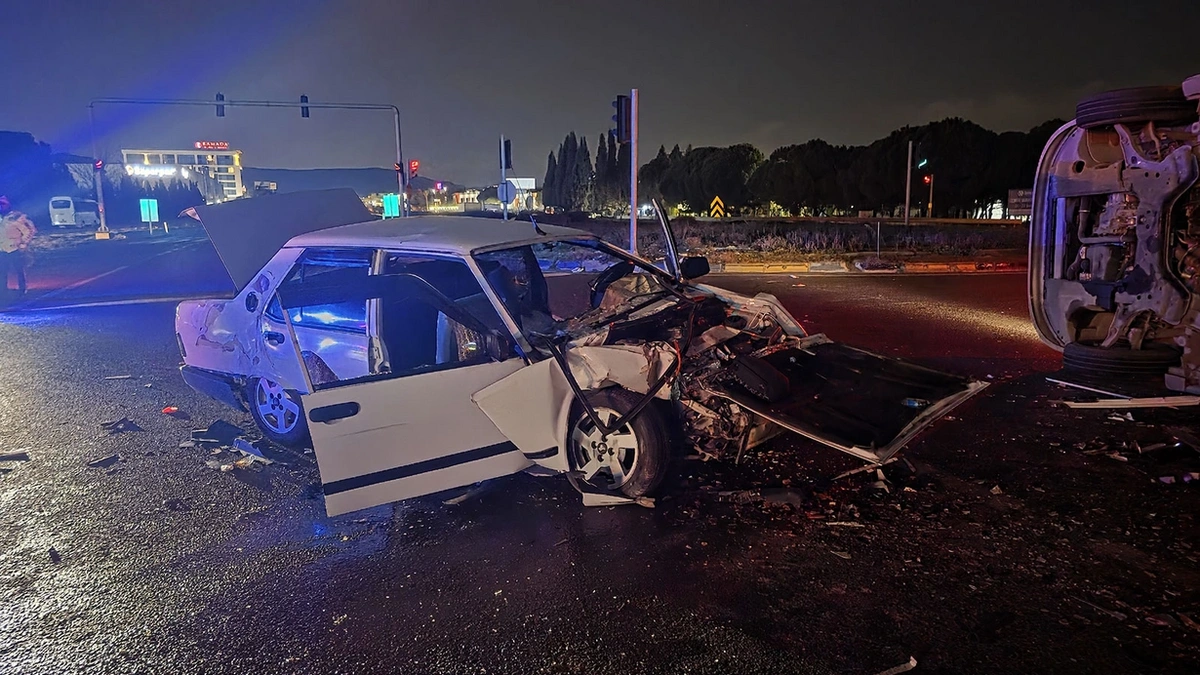 İzmir'de otomobille minibüs çarpıştı: 5 yaralı