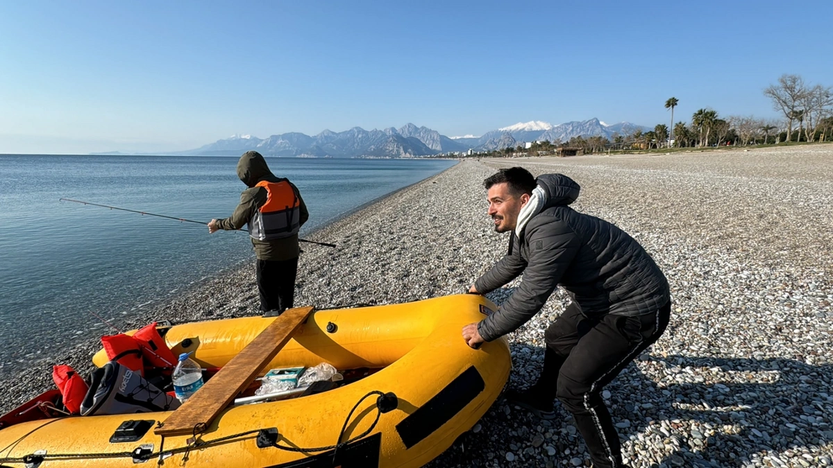 Antalya'da denizde sürüklenen lastik bottaki 3 kişi kurtarıldı