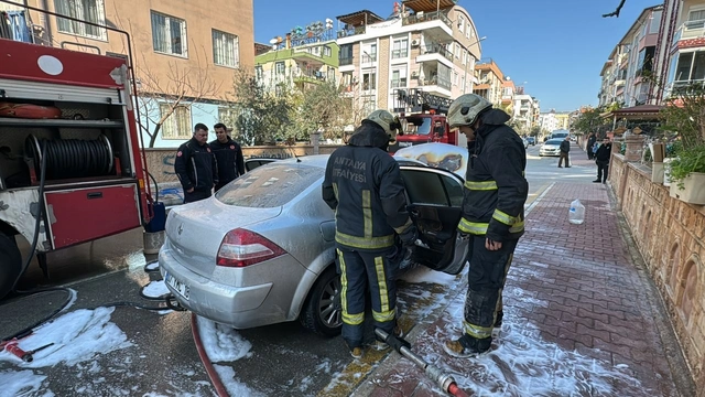 Antalya'da oto tamircisinin test sürüşü yaptığı otomobilde yangın çıktı