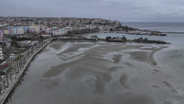 İstanbul'da deniz suyu çekildi