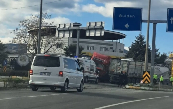 Denizli'de iki tır kafa kafaya çarpıştı