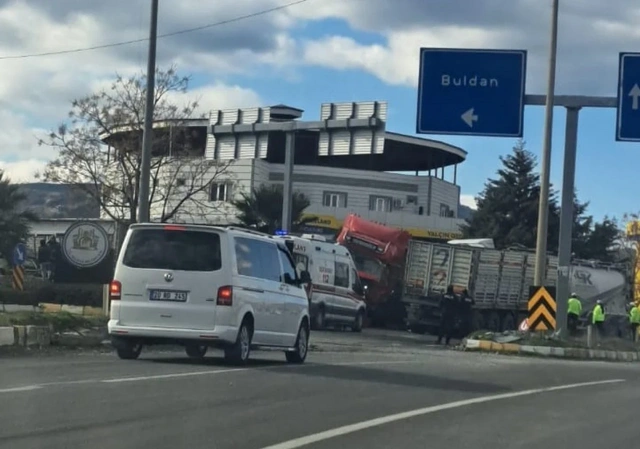 Denizli'de iki tır kafa kafaya çarpıştı