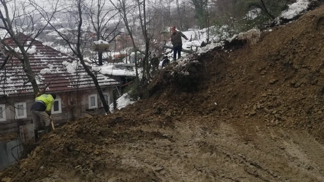 Sinop'ta kar yağışı sonrası heyelan: Akçabük köy yolu ulaşıma kapandı