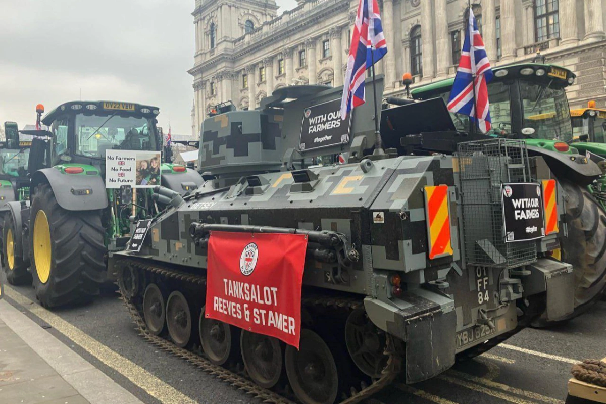 Londra'da şok olay: Çiftçiler protesto gösterisine tanklarla geldi