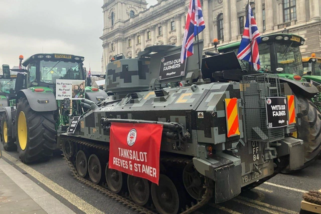 Londra'da şok olay: Çiftçiler protesto gösterisine tanklarla geldi