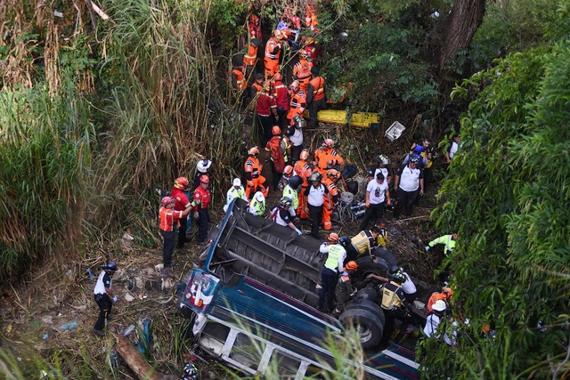 Guatemala'da otobüs köprüden düştü: 50'den fazla kişi hayatını kaybetti