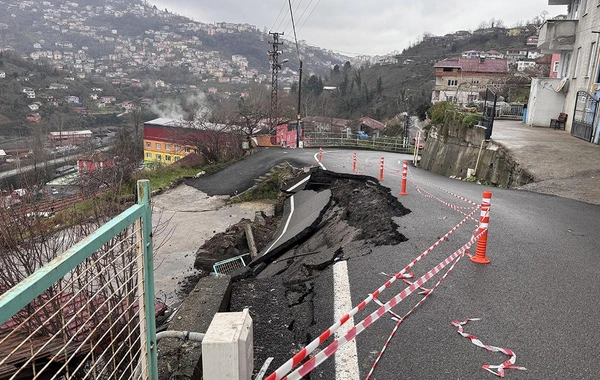 Zonguldak'ta heyelan sebebiyle yol çöktü