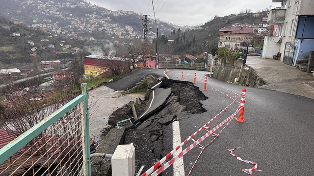 Zonguldak'ta heyelan sebebiyle yol çöktü