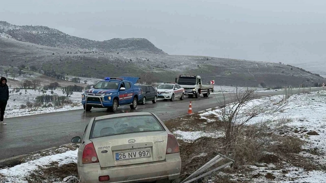 Şarampole giren otomobilde 4 kişi yaralandı