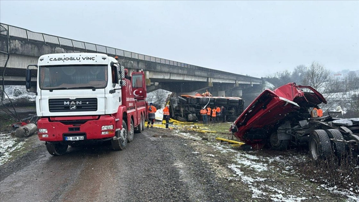 Düzce'de kar küreme aracı ile tırın köprüden devrildiği kazada 2 sürücü hayatını kaybetti