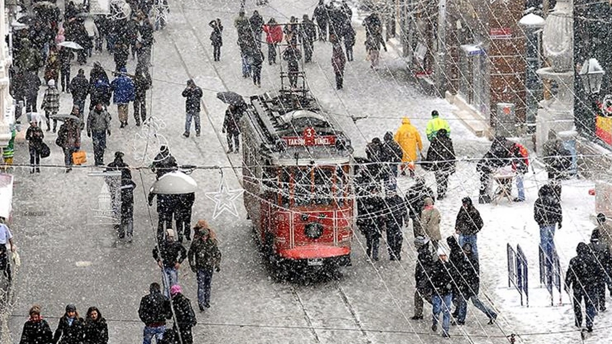 İstanbul'da kar alarmı: İBB, zorunlu olmadıkça dışarı çıkmayın