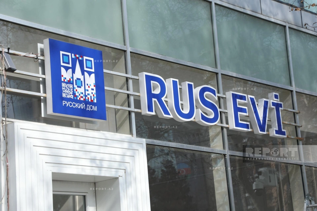 "Rus Evi"ndə söküntü: Qanunsuz lövhə götürüldü