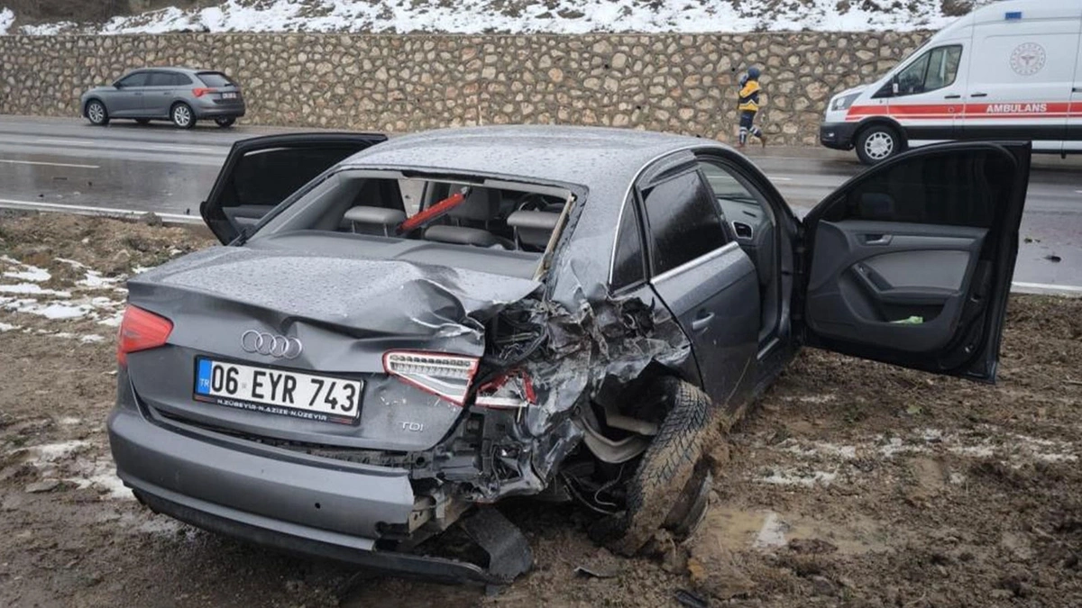 Amasya'da minibüs ile otomobil çarpıştı: 6 yaralı