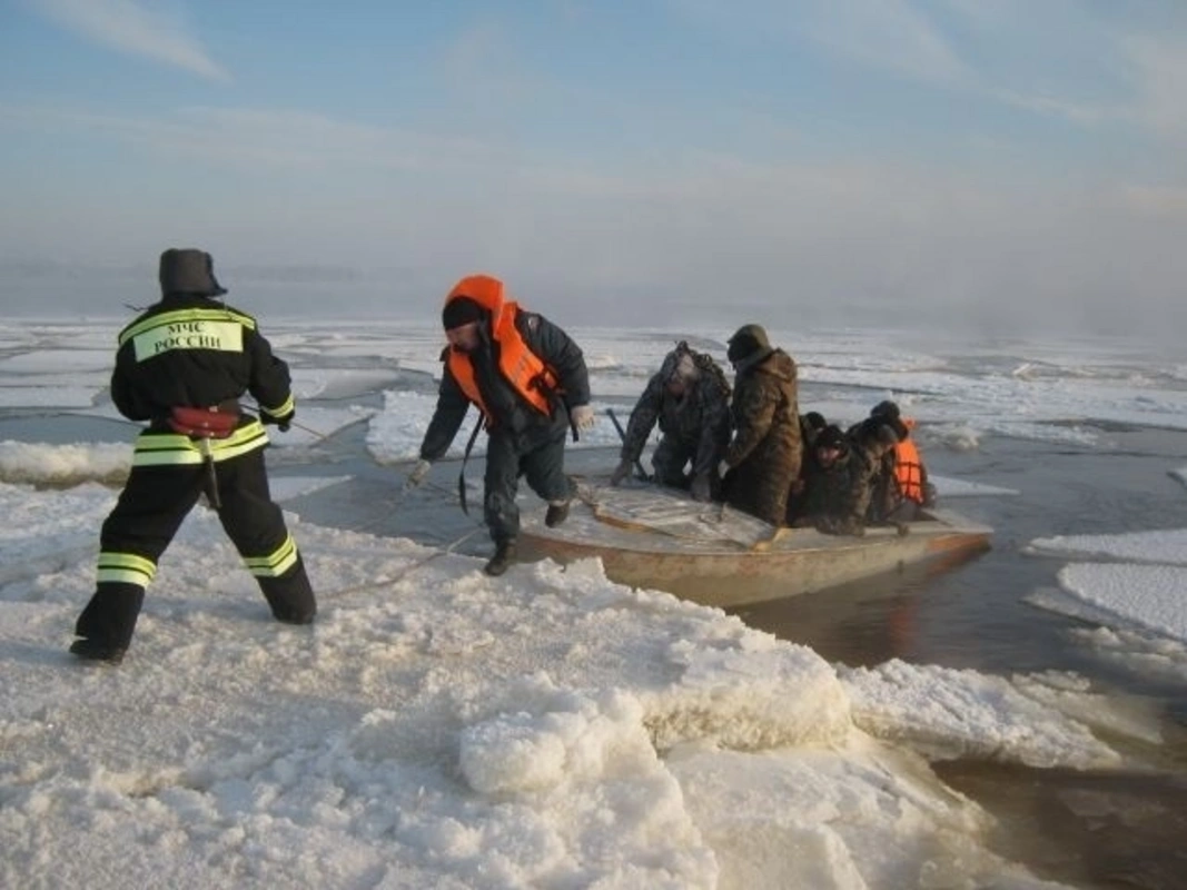 Всех рыбаков эвакуировали с дрейфующей в Охотском море льдины