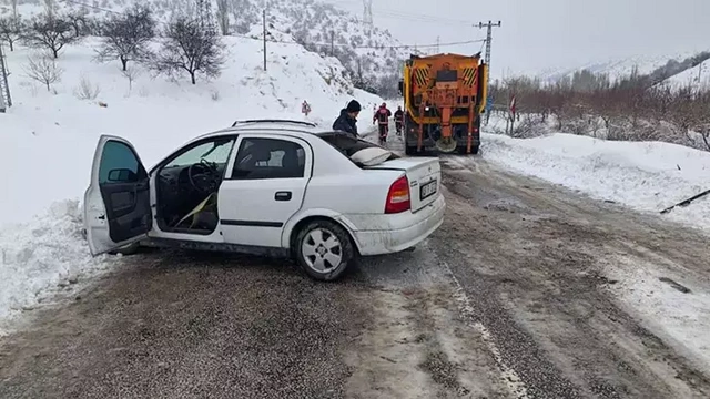 Malatya'da feci kaza: Tuzlama kamyonuna çarpan otomobilde 1 ölü, 1 yaralı