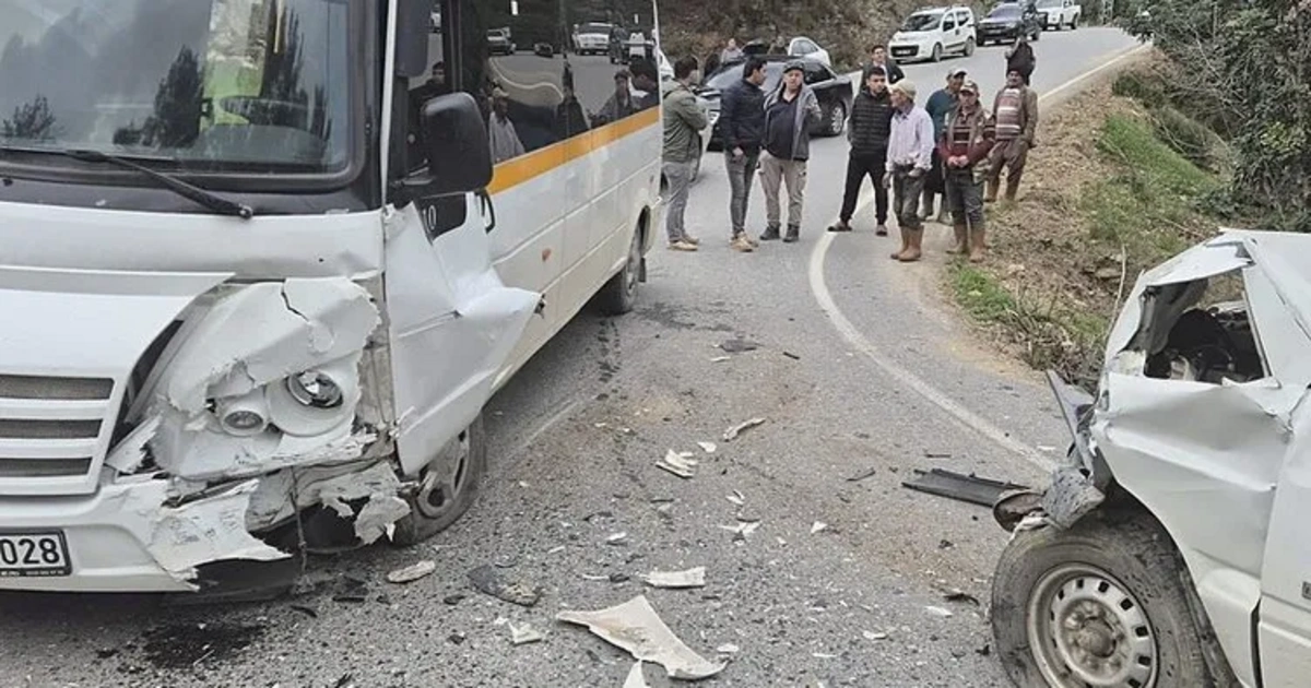 Antalya'da öğrenci servisi ile kamyonet çarpıştı: 24 yaralı