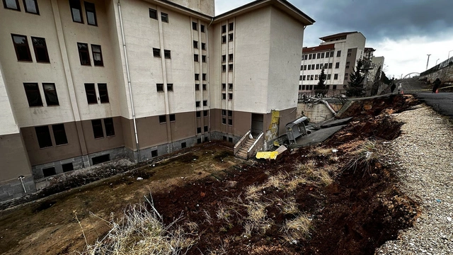 Şanlıurfa'da panik anları: İstinat duvarı çöktü, eğitime ara verildi