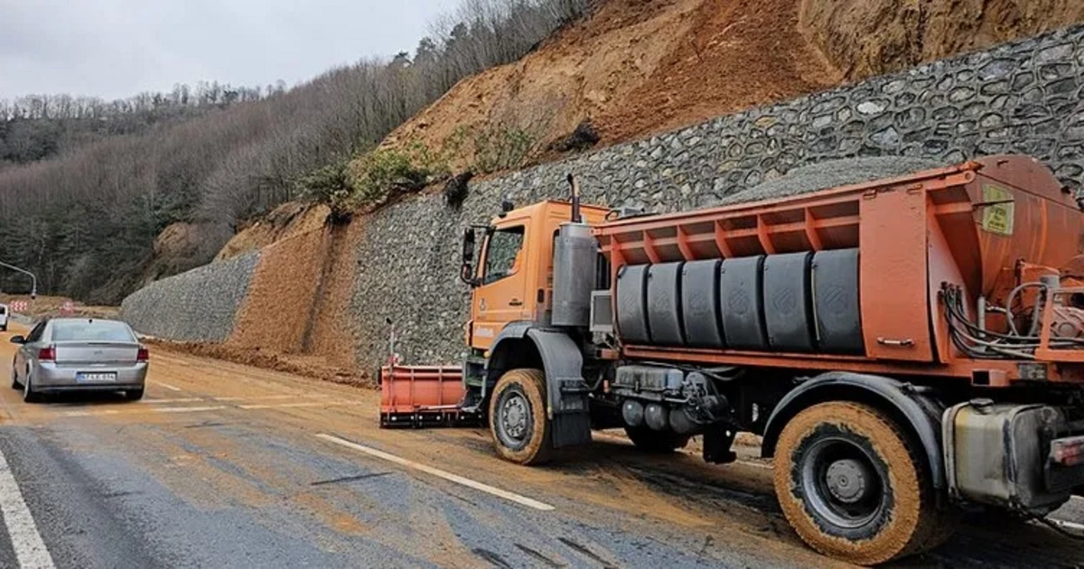 Zonguldak'ta heyelan nedeniyle ulaşım aksamaları: Trafikte uzun kuyruklar oluştu