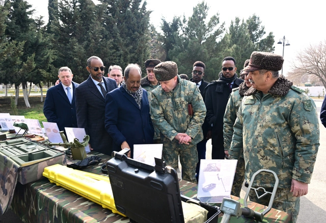 Somali prezidenti Azərbaycanın komando hərbi hissələrindən birində olub