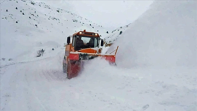 Tunceli'de yoğun kar nedeniyle Hozat-Ovacık kara yolu ulaşıma kapandı