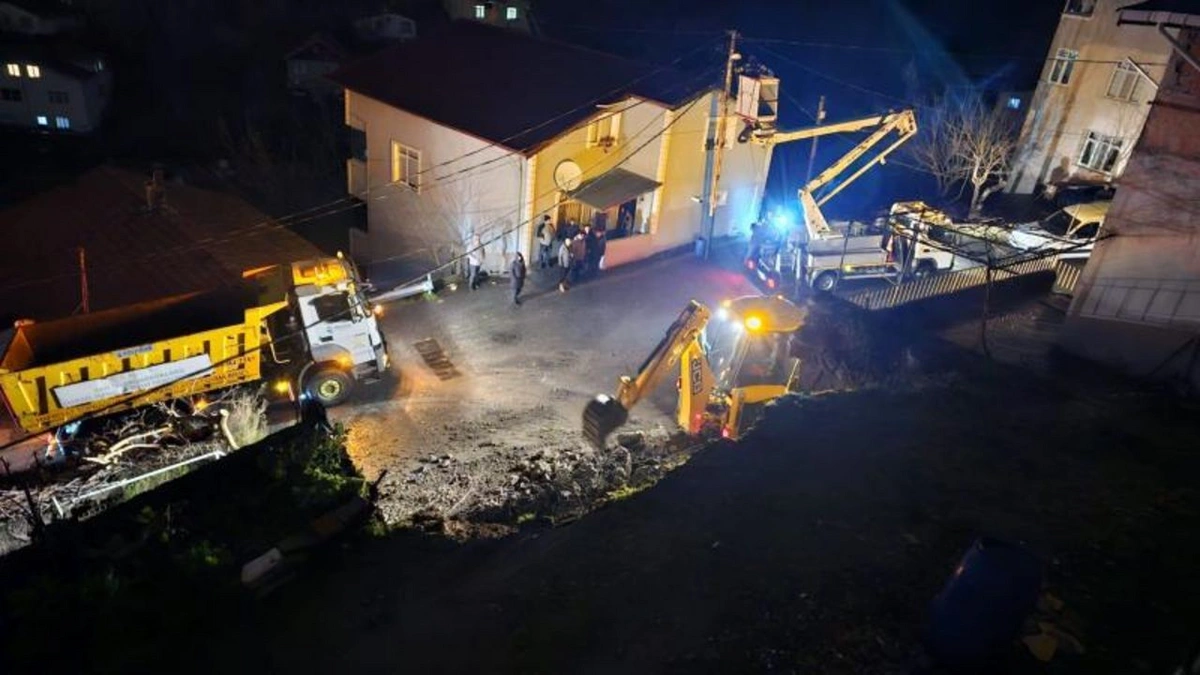 Beykoz'da istinat duvarı çöktü: Bir bina tahliye edildi